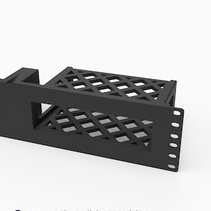 Könnte beinhalten: Eine schwarze 3D-gedruckte Rack-Halterung für einen Beelink GTR6 Mini-PC. Die Halterung verfügt über ein gitterartiges Muster auf den oberen und seitlichen Paneelen sowie eine flache Vorderseite mit vertikalen Montagelöchern. Der Text lautet 3D Rack Mounts Fits Beelink GTR6 Mini PC 19" 2U PETG Made in USA.