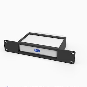 Puede incluir: Un soporte de montaje en rack negro impreso en 3D diseñado para equipos de red. El soporte cuenta con un marco rectangular con bridas laterales para la instalación. Un dispositivo blanco con un logotipo azul está fijado en el marco.