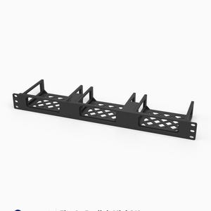 Puede incluir: Un estante de montaje en rack negro de 19 pulgadas y 1U diseñado para albergar tres unidades Beelink Mini S12. El soporte cuenta con una base con patrón de rejilla para ventilación. El texto en la imagen dice 3D Rack Mounts Fits 3x Beelink Mini S12.