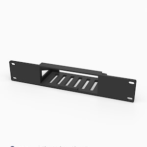 Op de afbeelding: Een zwarte 1U rackmount voor een GL.iNet Slate 7 apparaat. De houder heeft een plat voorpaneel met vier montagegaten en een centrale rechthoekige uitsparing met ventilatiesleuven. De tekst op de afbeelding luidt 3D Rack Mounts Fits GL.iNet Slate 7 10" 1U PETG Made in USA.