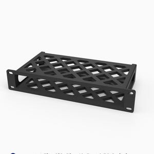Puede incluir: Un soporte de rack negro impreso en 3D para un switch de red 1U de 25,4 cm. El soporte presenta un patrón de celosía en forma de diamante en la superficie superior y bridas de montaje laterales con orificios para tornillos. Texto: 3D Rack Mounts Fits GiGaPlus 10-Port 2.5G Switch 10" 1U PETG Made in USA.
