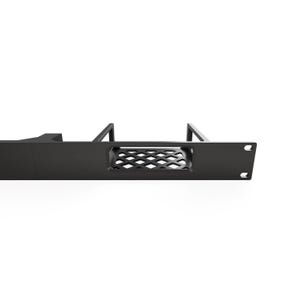 Può includere: Un pannello di montaggio a rack in metallo nero con un design orizzontale e un ritaglio rettangolare. Il ritaglio contiene una griglia incassata con motivo a rombi per la ventilazione. Il pannello include due fori di montaggio sul bordo destro.