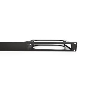 Puede incluir: Un componente de montaje en rack de metal negro con un marco rectangular y dos aberturas circulares. El componente tiene un brazo largo y plano que se extiende desde el marco y orificios de montaje en el lado derecho.