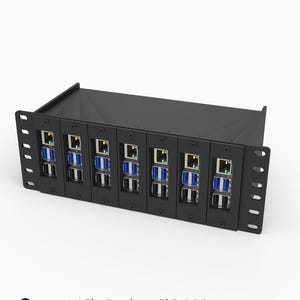 Könnte beinhalten: Eine schwarze 10-Zoll 2U Rack-Halterung für Raspberry Pi 5, 4 und 3 mit sieben vertikalen Schlitzen und freiliegenden Anschlüssen. Der Text 3D Rack Mounts Fits Raspberry Pi 5, 4 & 3 10" 2U PETG Made in USA steht unten im Bild.