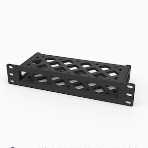 Puede incluir: Un soporte de rack 1U negro para conmutador KVM de 4 puertos KCEVE KVM8401A. El soporte presenta un patrón de rejilla en la superficie superior e incluye bridas laterales con tres orificios de montaje a cada lado para instalar en un rack de 10 pulgadas.