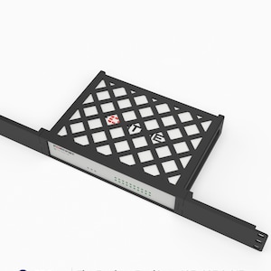 以下が含まれることがあります： Fortinet FortiGate 40F、60F、61Fファイアウォールデバイス用の黒い3Dプリント製ラックマウント。このマウントは、格子状のトップカバーと、19インチラックに取り付けるための拡張サイドブラケットを備えています。デバイスにはFortinetの文字が記されています。