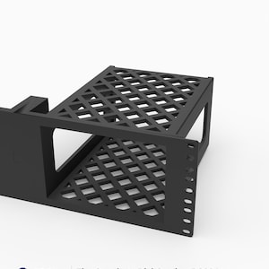 Puede incluir: Un soporte de rack negro impreso en 3D para Synology DiskStation DS224+ con estante de patrón de rejilla y soporte de montaje vertical con orificios. El texto dice 3D Rack Mounts Fits Synology DiskStation DS224+ 19" 3U PETG Made in USA.