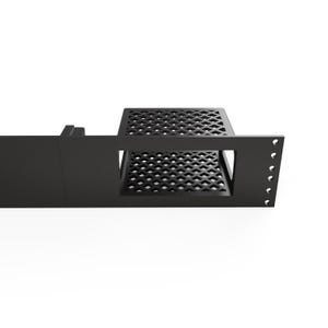 Può includere: Un componente per montaggio a rack in metallo nero con un ripiano perforato e fori di montaggio. Il componente rettangolare è progettato per il montaggio in un sistema rack standard.