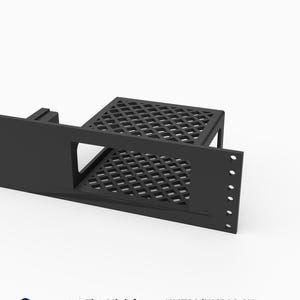 Può includere: Una mensola di montaggio a rack 2U nera con griglia di ventilazione a motivo romboidale, progettata per unità Minisforum UM790/UM890. Il pannello frontale presenta un ritaglio rettangolare e una fila verticale di fori di montaggio a destra.