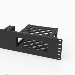 Puede incluir: Un soporte de rack negro impreso en 3D para un mini PC Beelink SER10 Max. El soporte cuenta con un panel frontal de 19 pulgadas de ancho con un recorte rectangular y un estante de soporte con patrón de rejilla. El texto dice 3D Rack Mounts Fits Beelink SER10 Max Mini PC 19" 2U PETG Made in USA.