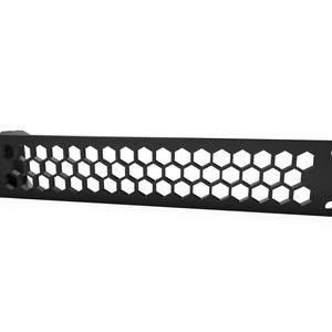 Puede incluir: Rejilla de ventilación de metal negro con un patrón de panal. La rejilla de ventilación tiene dos agujeros en el lado derecho.