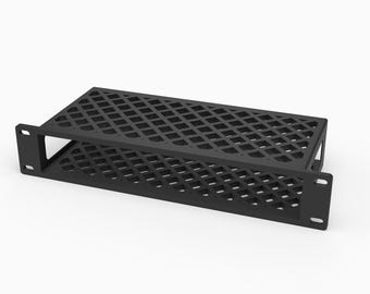 Op de afbeelding: Een zwarte 1U rackmount voor een Unifi USW Flex 2.5G 8, voorzien van een ruitvormig gaaspatroon aan de boven- en zijkanten. De houder is gelabeld met 3D Rack Mounts, 10 inch, 1U, PETG en Made in USA en heeft montageflenzen aan beide uiteinden.