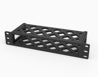 Op de afbeelding: Een zwarte 3D-geprinte rackmount met een ruitvormig roosterpatroon aan de boven- en zijkanten, ontworpen voor een 25,4 cm 1U-ruimte. De tekst 3D Rack Mounts Fits Ubiquiti UniFi Switch Ultra 25,4 cm 1U PETG Made in USA staat onderaan.