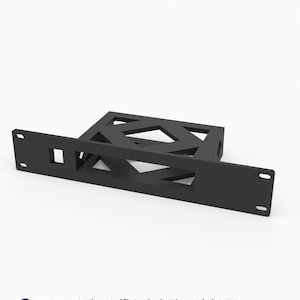 Może przedstawiać: Czarny uchwyt rack wydrukowany w 3D do przełącznika Unifi Switch Flex Mini 2.5G. Uchwyt ma wysokość 1U, szerokość 10 cali i geometryczną konstrukcję z otwartą ramą oraz otworami montażowymi na bocznych kołnierzach. Tekst na obrazie: 3D Rack Mounts.