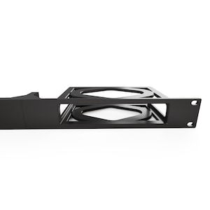 Op de afbeelding: Een zwart metalen rackmount-component met twee cirkelvormige openingen en een rechthoekig frame. Het component heeft geometrische uitsparingen en montagegaten. Het ontwerp is eenvoudig en modern, geschikt voor elektronische apparatuur.