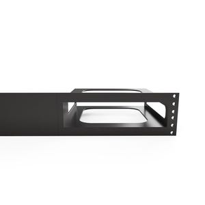 Puede incluir: Un componente de montaje en rack de metal negro con forma rectangular y secciones abiertas. El componente tiene múltiples agujeros en un lado para el montaje y está diseñado para equipos electrónicos.