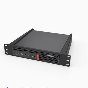 Könnte beinhalten: Eine schwarze 3D-gedruckte Rack-Halterung für einen Lenovo ThinkCentre Tiny Computer. Die Halterung verfügt über eine perforierte Frontplatte mit Aussparungen für Anschlüsse und den Netzschalter. Der Text lautet 3D Rack Mounts Fits Lenovo ThinkCentre Tiny 10 inch 1U PETG Made in USA.