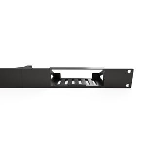 Pode incluir: Uma prateleira de montagem em rack de metal preto com um recorte retangular horizontal e uma base com fendas. O componente inclui flanges de montagem no lado direito com dois orifícios circulares para uma instalação segura no rack.
