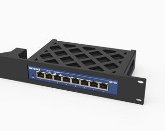 Puede incluir: Un soporte de montaje en rack negro impreso en 3D para un conmutador de red Netgear GS108. El soporte presenta una parte superior con patrón de rejilla y un panel frontal con ocho puertos Ethernet, un indicador de encendido y el texto Netgear GS108.
