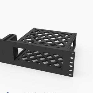Puede incluir: Un soporte de montaje en rack negro impreso en 3D para módem Hitron Coda-57. El soporte cuenta con una placa frontal de 19 pulgadas de ancho con una altura de 2U, un estante con patrón de rejilla para ventilación y orificios preperforados.