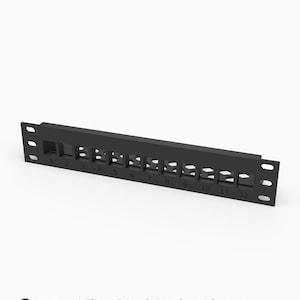 Könnte beinhalten: Ein schwarzes 10-Zoll 1U Patchpanel mit 12 Keystone-Ports und nummerierten Steckplätzen von 1 bis 12. Das Panel verfügt über Montagelöcher an beiden Enden. Der Text auf der Verpackung lautet: 3D Rack Mounts Fits 10" Patch Panel — 12 keystone 10" 1U PETG Made in USA.