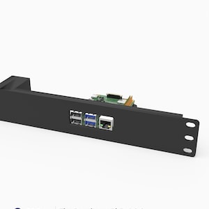 Puede incluir: Un soporte de montaje en rack negro de 19 pulgadas y 1U diseñado para placas Raspberry Pi 5, 4 y 3. El panel frontal tiene recortes para puertos USB y Ethernet, con el texto 3D Rack Mounts Fits Raspberry Pi 5, 4 & 3 19" 1U PETG Made in USA.