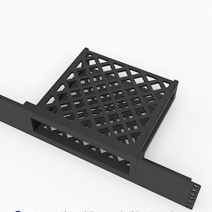 Puede incluir: Un soporte de rack negro impreso en 3D para un grabador de vídeo de red UniFi. El soporte cuenta con un panel superior de rejilla y un formato 2U de 19 pulgadas. El texto dice: 3D Rack Mounts Fits UniFi Network Video Recorder 19" 2U PETG Made in USA.