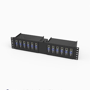 Könnte beinhalten: Eine schwarze 19-Zoll 2U Rack-Halterung für Raspberry Pi 5, 4 und 3 aus PETG. Die Einheit verfügt über mehrere Steckplätze zur Aufnahme von Einplatinencomputern, wobei blaue und silberne Anschlüsse an der Vorderseite jeder Halterung sichtbar sind.