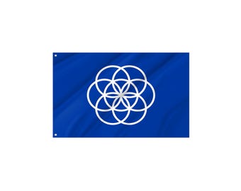 Pode incluir: Uma bandeira azul com um símbolo branco composto por círculos interligados. A bandeira tem uma aparência ligeiramente texturizada, com dobras sutis. O símbolo está centrado na bandeira.