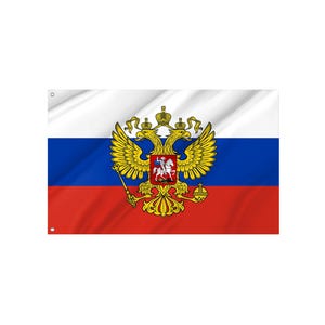 Könnte beinhalten: Eine rechteckige Flagge mit horizontalen Streifen in Weiß, Blau und Rot. Die Flagge zeigt in der Mitte ein goldenes Doppeladler-Emblem, das ein Zepter und eine Kugel hält, mit einem kleineren Emblem auf der Brust.