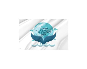 Pode incluir: Bandeira branca com um gráfico azul e verde-azulado para o Dia Mundial dos Oceanos. O design apresenta um globo, uma cauda de baleia e as palavras "World Oceans Day" em uma fonte estilizada. A bandeira tem ilhós para pendurar.