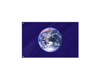Pode incluir: Uma bandeira com uma imagem da Terra, mostrando continentes e oceanos. O planeta está centrado em um fundo azul escuro, com padrões sutis de ondas. A bandeira tem ilhós para pendurar.