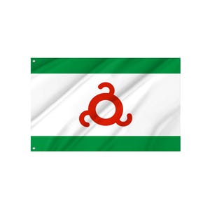 Könnte beinhalten: Eine rechteckige Flagge mit einem breiten weißen horizontalen Streifen in der Mitte, der von zwei grünen horizontalen Streifen oben und unten flankiert wird. Ein rotes Triskelion-Symbol mit drei geschwungenen Armen ist mittig platziert.