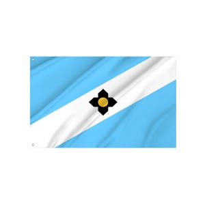 Puede incluir: Una bandera con fondo azul claro, una franja diagonal blanca y un emblema negro y dorado en el centro. La bandera tiene una textura ondulada, lo que sugiere que está hecha de tela.