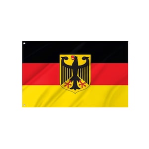 Könnte beinhalten: Eine rechteckige deutsche Flagge mit horizontalen Streifen in Schwarz, Rot und Gold. Das deutsche Wappen, ein schwarzer Adler, ist mittig auf der Flagge platziert. Die Flagge besteht aus einem leicht strukturierten Material.