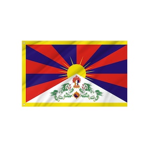 Puede incluir: Una bandera rectangular con un diseño llamativo. La mitad superior muestra rayos rojos y azules alternos que emanan de un sol amarillo. La mitad inferior presenta una montaña blanca con dragones verdes, todo enmarcado por un borde amarillo.