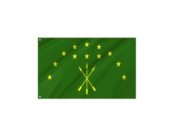 Pode incluir: Bandeira verde com doze estrelas amarelas dispostas em círculo e três setas amarelas cruzadas no centro. A bandeira tem um aspeto texturizado, como se fosse feita de tecido.