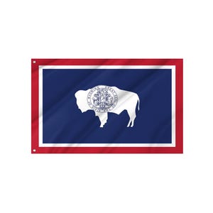 Può includere: Una bandiera rettangolare con il design dello stato del Wyoming. La bandiera ha un campo blu scuro con un bisonte bianco al centro e un bordo rosso. Il bisonte è rivolto verso sinistra e il sigillo dello stato è sul lato.
