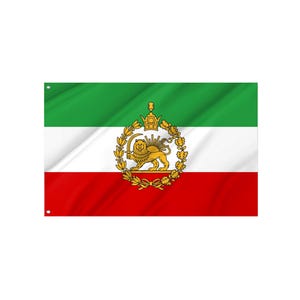 Puede incluir: Bandera rectangular con franjas horizontales verdes, blancas y rojas. El centro presenta un emblema dorado de un león sosteniendo una espada, dentro de una corona y una guirnalda.