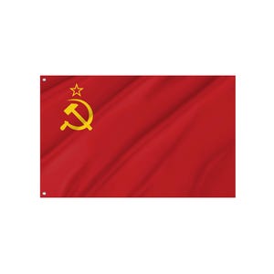Op de afbeelding: Rode vlag met een gouden hamer en sikkel, bekroond door een gouden ster. De stof van de vlag heeft een gegolfde uitstraling. De rechthoekige vlag heeft ogen in de hoeken.