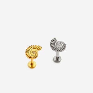 Clou d'oreille plat à filetage intérieur escargot de mer titane 16G, boucle d'oreille conque coquillage, cartilage à l'arrière, clou hélicoïdal, clou tragus, minimaliste
