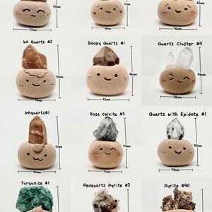 Puede incluir: Una cuadr&iacute;cula de doce figuras de cer&aacute;mica beige con caras dibujadas a mano, cada una sosteniendo un esp&eacute;cimen mineral &uacute;nico. Las etiquetas incluyen Yellow Fluorite, Smoky Quartz, Quartz Cluster, WA Quartz, Rose Calcite, Quartz with Epidote, Turquoise, Redquartz Pyrite y Pyrite, con medidas m&eacute;tricas visibles.
