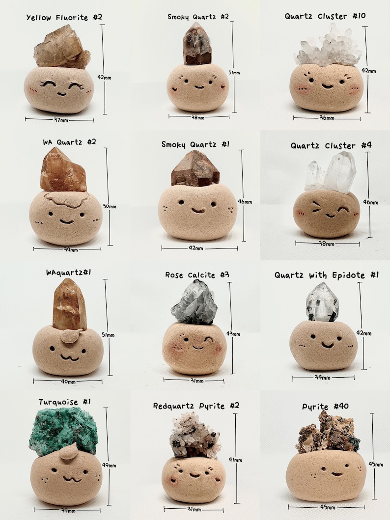 Puede incluir: Una cuadr&iacute;cula de doce figuras de cer&aacute;mica beige con caras dibujadas a mano, cada una sosteniendo un esp&eacute;cimen mineral &uacute;nico. Las etiquetas incluyen Yellow Fluorite, Smoky Quartz, Quartz Cluster, WA Quartz, Rose Calcite, Quartz with Epidote, Turquoise, Redquartz Pyrite y Pyrite, con medidas m&eacute;tricas visibles.