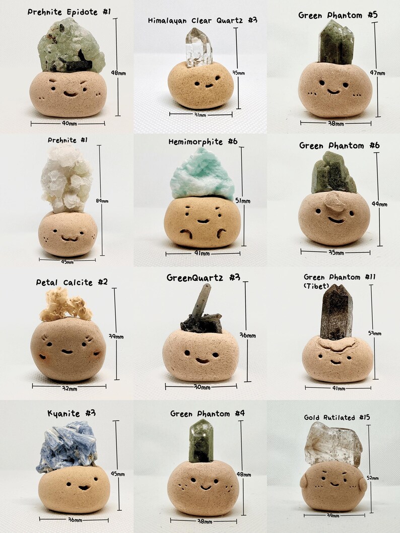 Puede incluir: Una colecci&oacute;n de doce figuras de arcilla color canela con caras sonrientes, cada una sosteniendo un esp&eacute;cimen de cristal &uacute;nico. Los cristales incluyen prehnita, cuarzo claro del Himalaya, cuarzo fantasma verde, hemimorfita, calcita p&eacute;talo, cianita y cuarzo rutilado dorado.