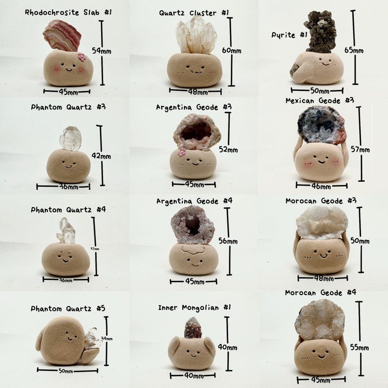 K&ouml;nnte beinhalten: Eine Sammlung von neun kleinen, handbemalten Keramikfiguren mit verschiedenen Kristallen und Geoden. Jede Figur hat ein s&uuml;&szlig;es Gesicht und ist mit der Art des Kristalls und einer Nummer beschriftet. Die Figuren sind in einem Raster auf wei&szlig;em Hintergrund angeordnet. Die Figuren sind zwischen 40 mm und 65 mm gro&szlig;.
