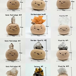 Puede incluir: Una colecci&oacute;n de doce peque&ntilde;as figuras de arcilla redondas y de color tostado con caras talladas, cada una coronada con un cristal &uacute;nico. Cada figura est&aacute; etiquetada con su tipo de cristal y dimensiones en mil&iacute;metros, de 28 mm a 42 mm.
