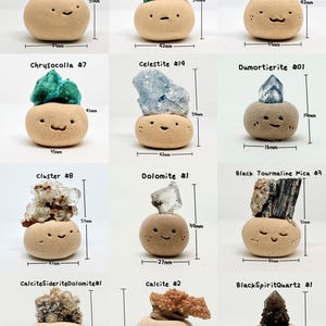 Puede incluir: Una colecci&oacute;n de doce peque&ntilde;as figuras de cer&aacute;mica beige, redondas, con caras dibujadas a mano, cada una sosteniendo un esp&eacute;cimen mineral &uacute;nico. Las etiquetas incluyen Crisocola, Celestina, Dumortierita, Dolomita, Turmalina negra y Calcita.