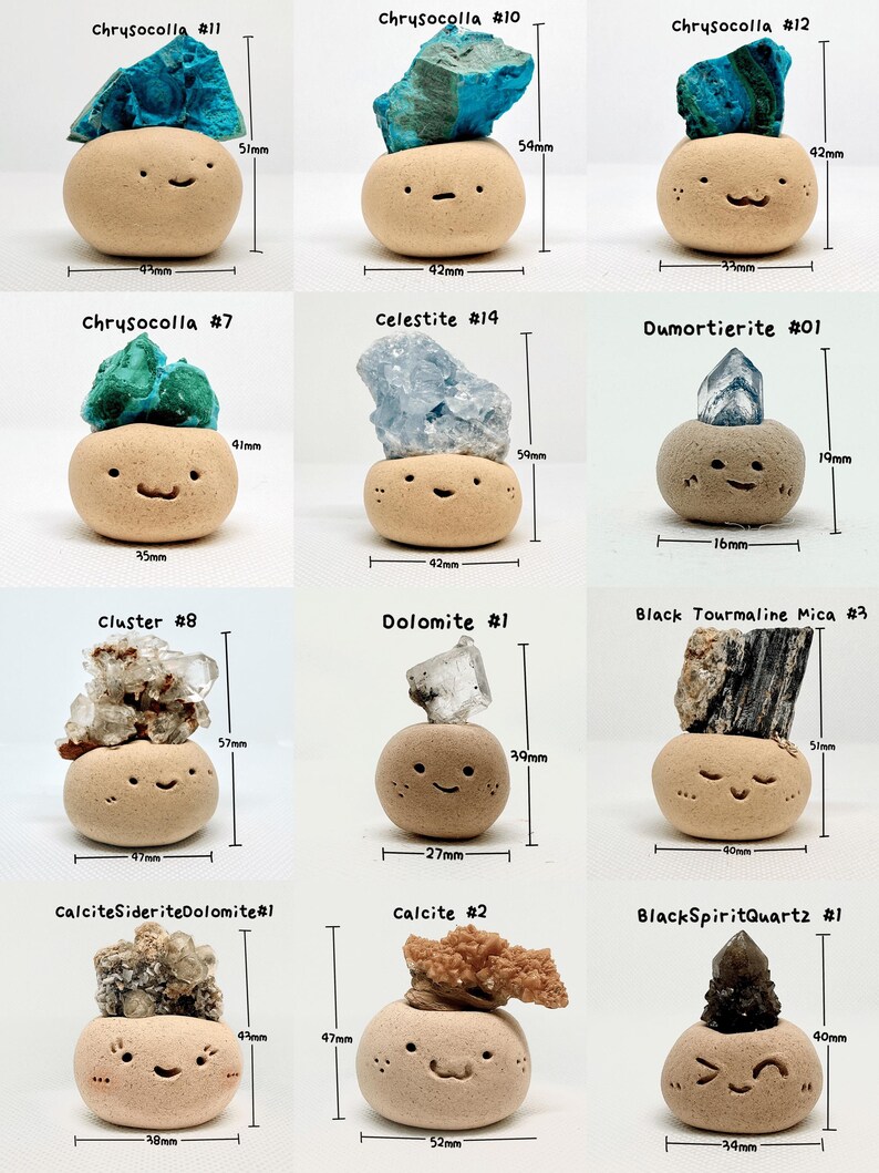 Puede incluir: Una colecci&oacute;n de doce peque&ntilde;as figuras de cer&aacute;mica beige, redondas, con caras dibujadas a mano, cada una sosteniendo un esp&eacute;cimen mineral &uacute;nico. Las etiquetas incluyen Crisocola, Celestina, Dumortierita, Dolomita, Turmalina negra y Calcita.