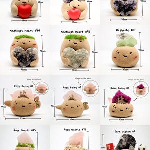 Puede incluir: Una colecci&oacute;n de doce peque&ntilde;as figuras de arcilla beige con caras sonrientes, cada una sosteniendo o coronada con cristales como amatista, cuarzo rosa y prehnita. Algunas figuras tienen musgo verde, alas peque&ntilde;as o accesorios, con dimensiones indicadas en mil&iacute;metros.
