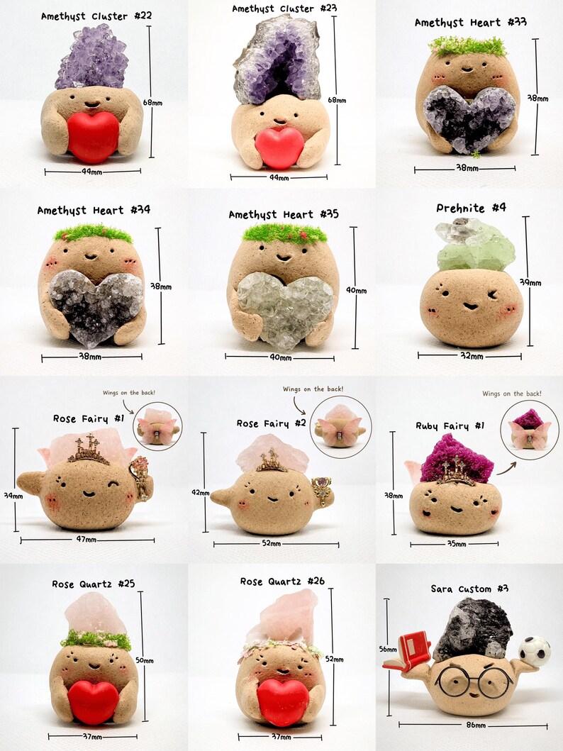 Puede incluir: Una colecci&oacute;n de doce peque&ntilde;as figuras de arcilla beige con caras sonrientes, cada una sosteniendo o coronada con cristales como amatista, cuarzo rosa y prehnita. Algunas figuras tienen musgo verde, alas peque&ntilde;as o accesorios, con dimensiones indicadas en mil&iacute;metros.